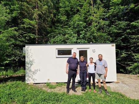 Bivalni kontejner za družino v Radobljah je postavljen 1